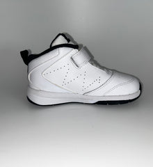 Nike Kids Basketball Boot / Shoe Team Hustle D 5 - White/Black