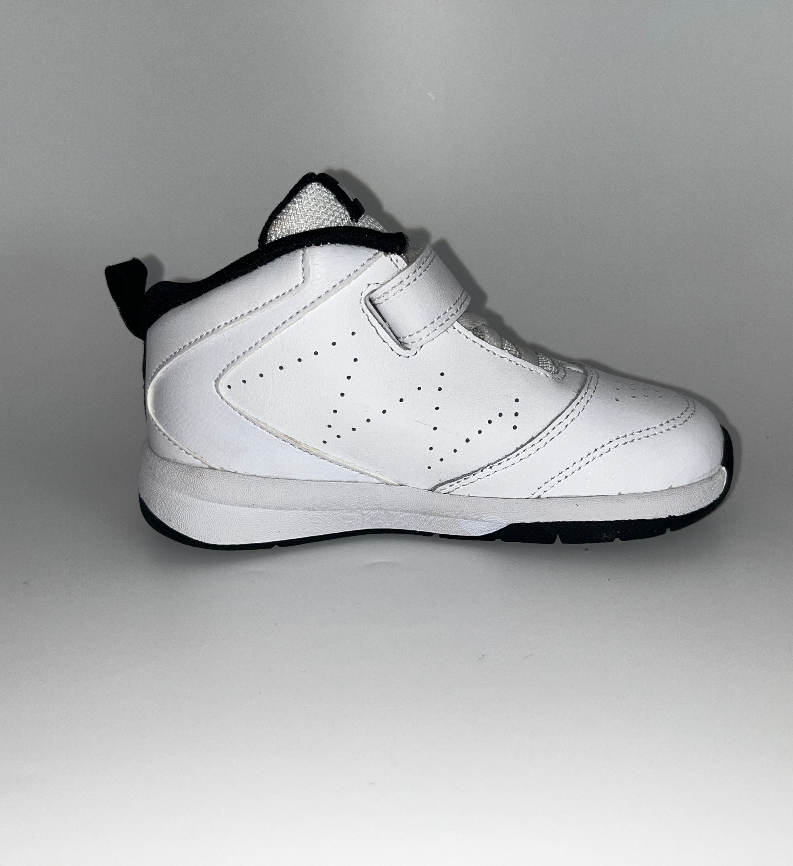 Nike Kids Basketball Boot / Shoe Team Hustle D 5 - White/Black